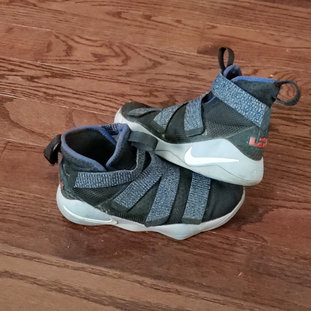 Gym shoes